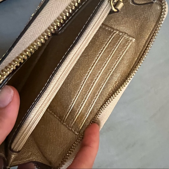 Michael Kors wristlet wallet in gold ✨ - Picture 4 of 7